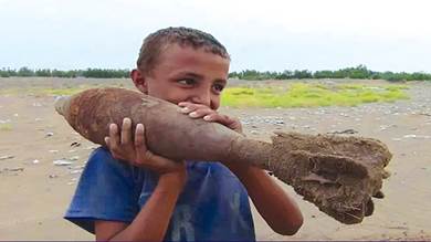الخردة مقابل الغذاء.. أطفال يمنيون يخاطرون للبحث عن مخلفات الأسلحة